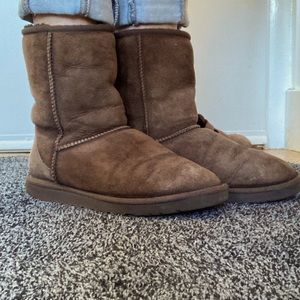 Dark brown Ugg’s size 7